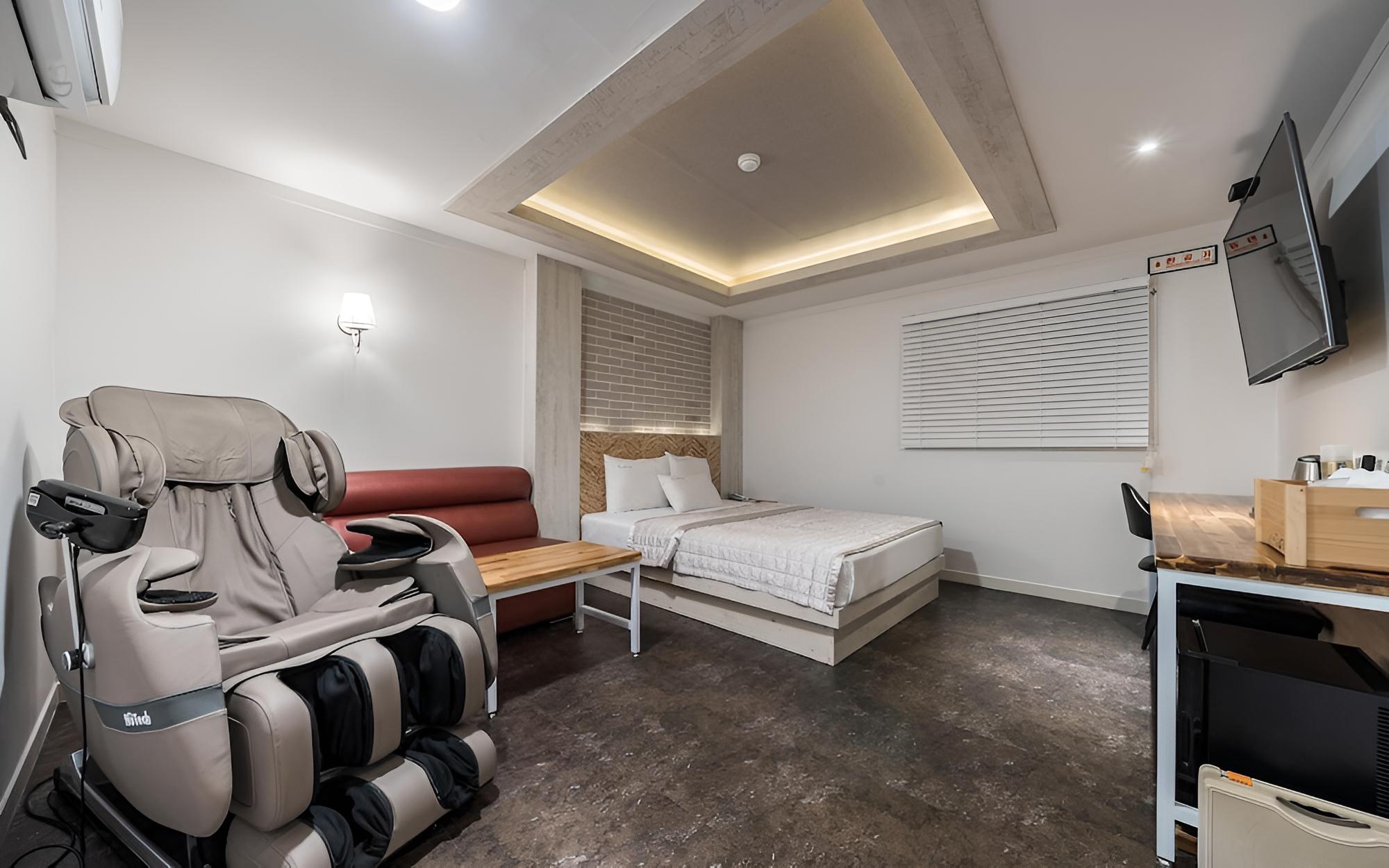 Room (Suite A (Massage Chair/Standard Batht) photo 1