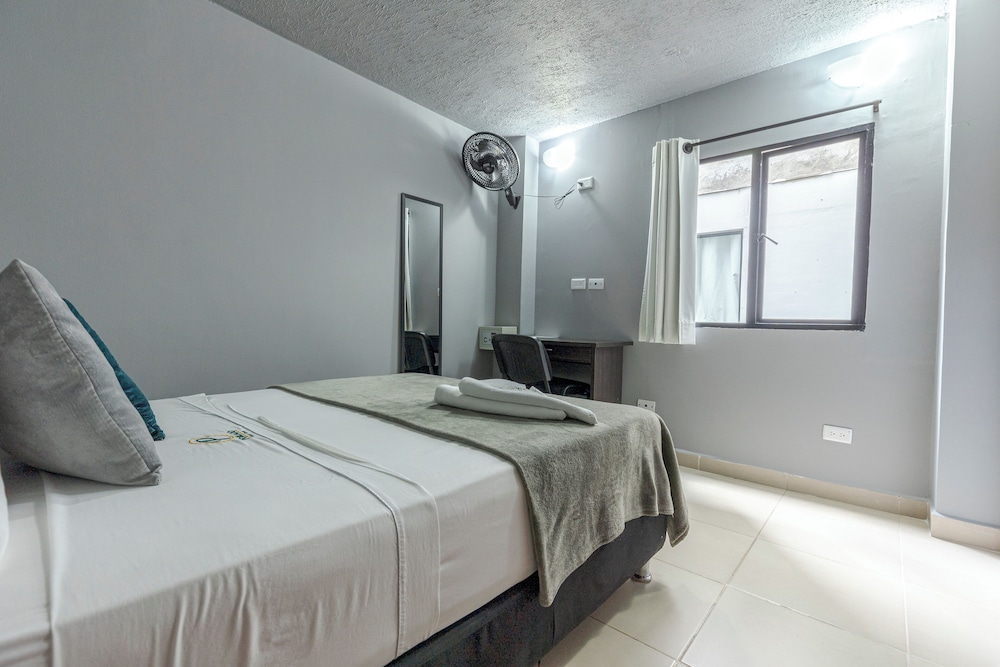 Standard Room, Ensuite photo 3
