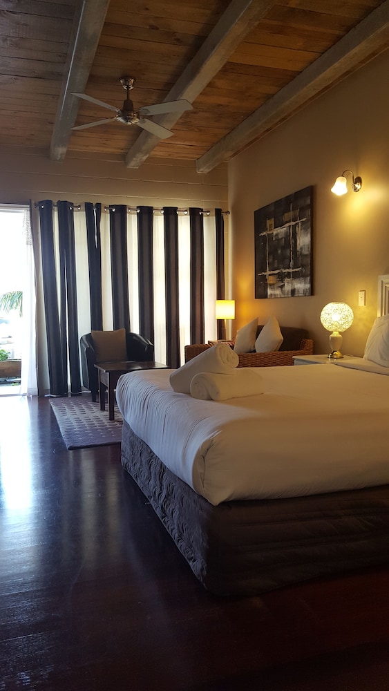 Deluxe Studio Suite, 1 King Bed, Kitchen photo 2