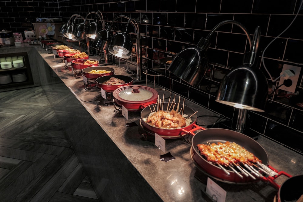 [Half Board] Family Room - Breakfast For 2 + Kids Dinner Buffet For 2