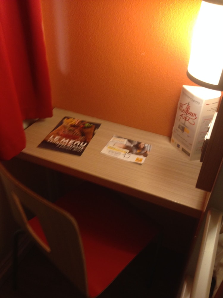 Standard Room, 3 Twin Beds - Photo 5