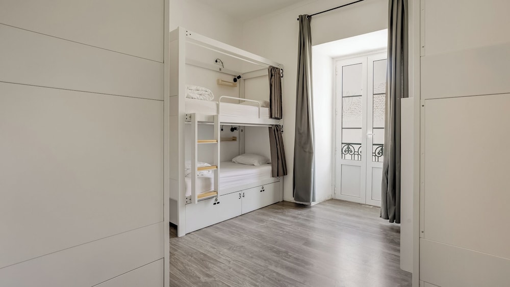 6 Beds In Mixed Dormitory