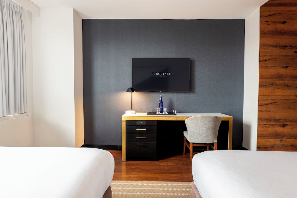 Executive Suite, 2 Double Beds - Photo 3