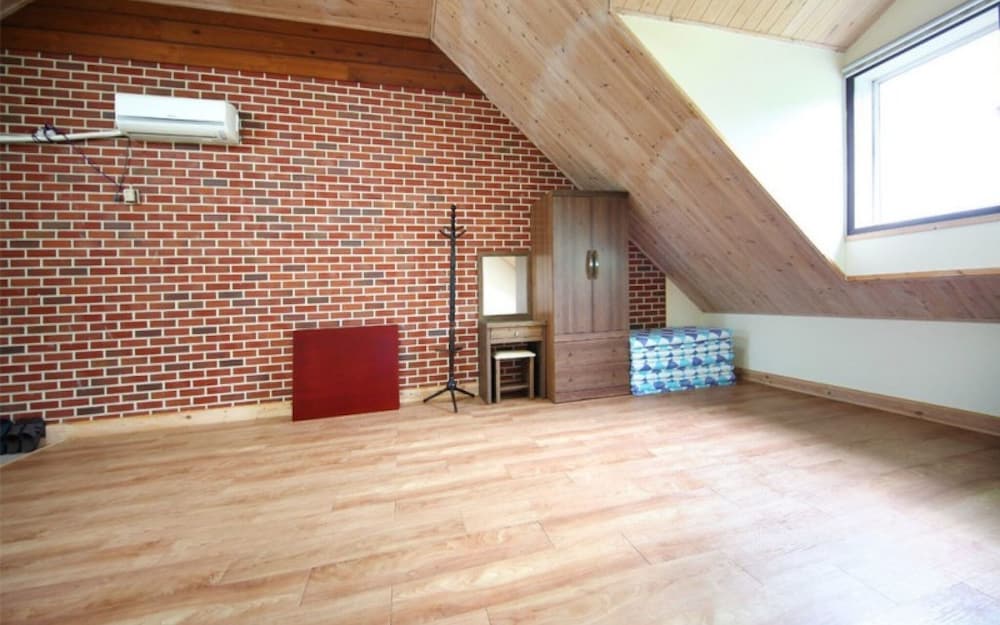 Room (Mungok Soyosan)