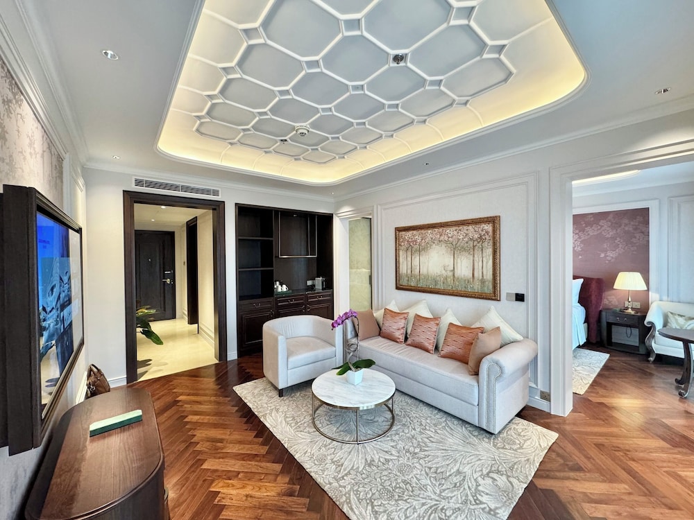 Executive Suite - Photo 5