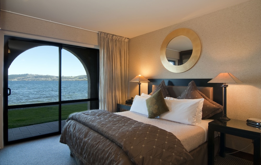 Junior Suite Queen with Lake View photo 2