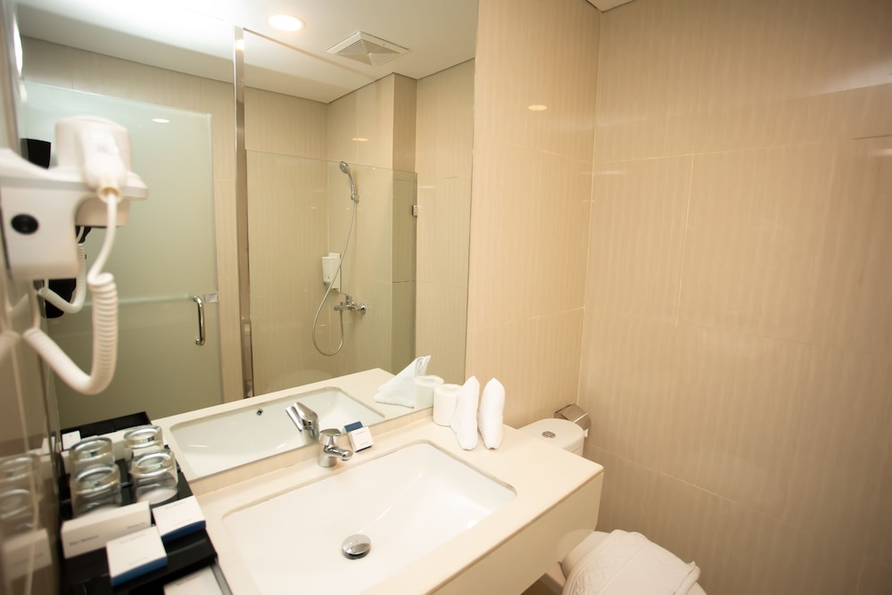 Junior Suite, 1 Queen Bed, Smoking (Living Room) - Photo 5