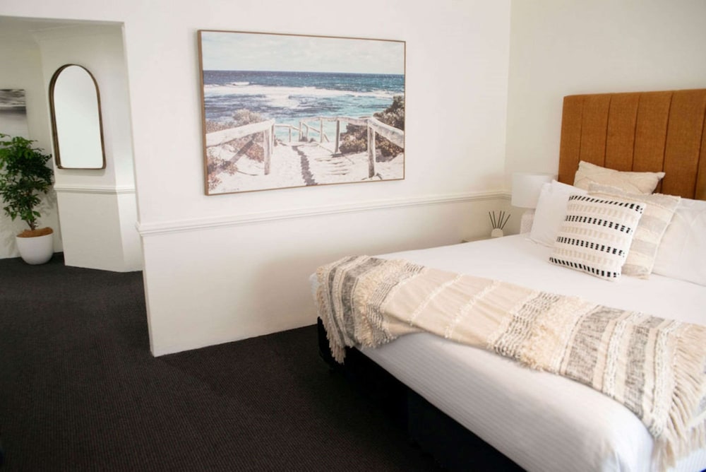 Suite, 1 King Bed, Non Smoking, Balcony - Photo 3