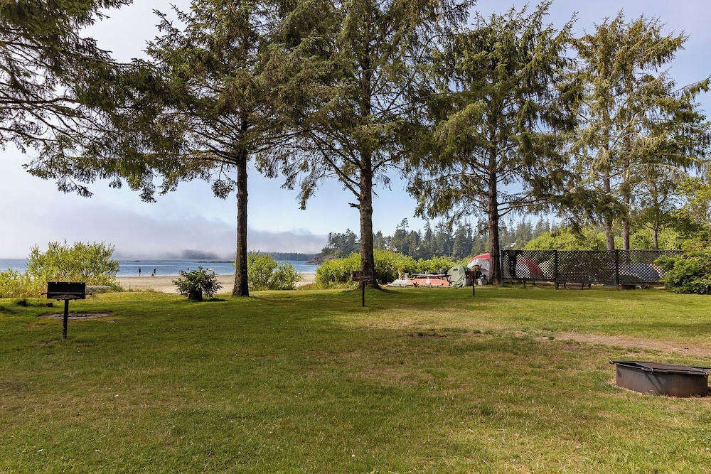 Classic Cabin, 2 Bedrooms, Hot Tub, Beachfront photo 2