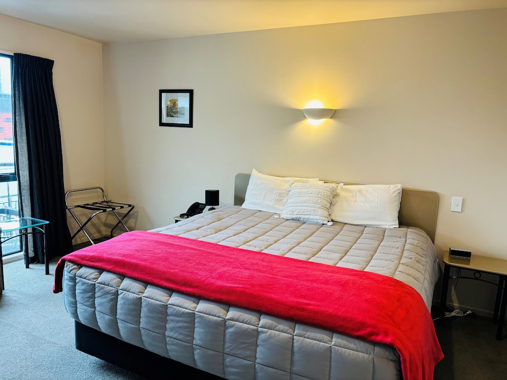 Classic Studio Suite, 1 King Bed photo 2