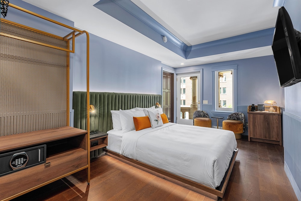 Design Room, 1 Queen Bed, City View