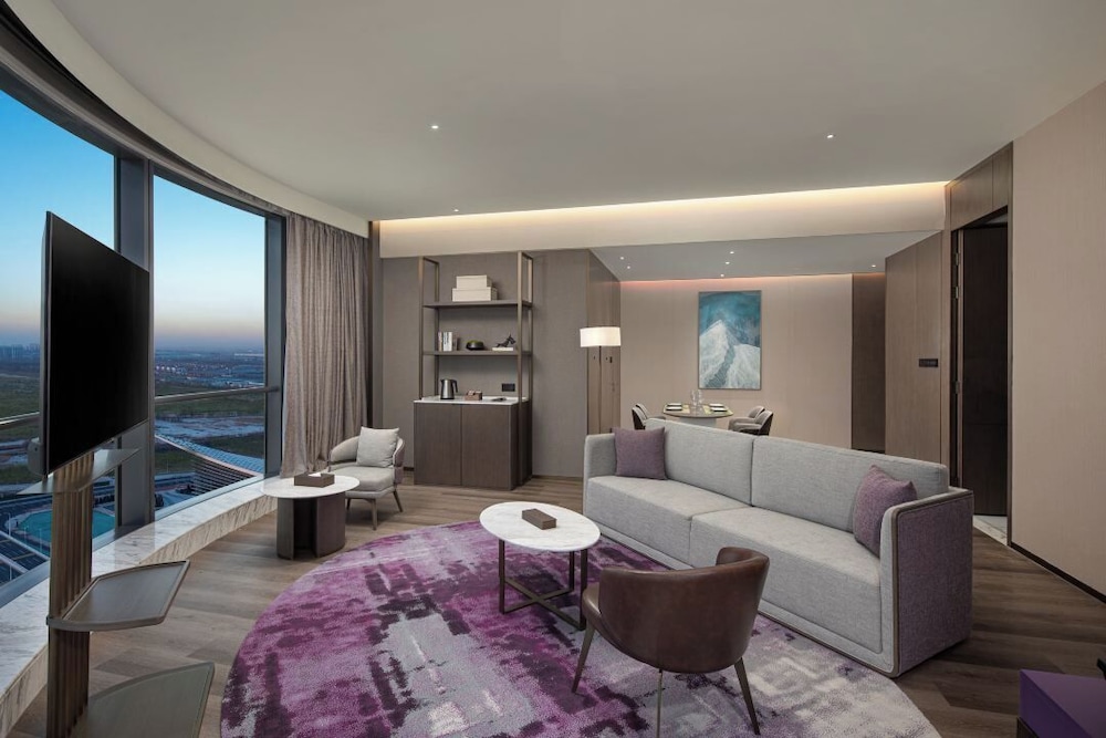 Deluxe Suite, Smoking (2 King Beds) - Photo 4
