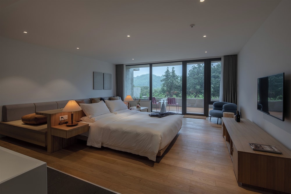 Signature Double Room, Hill View photo 3