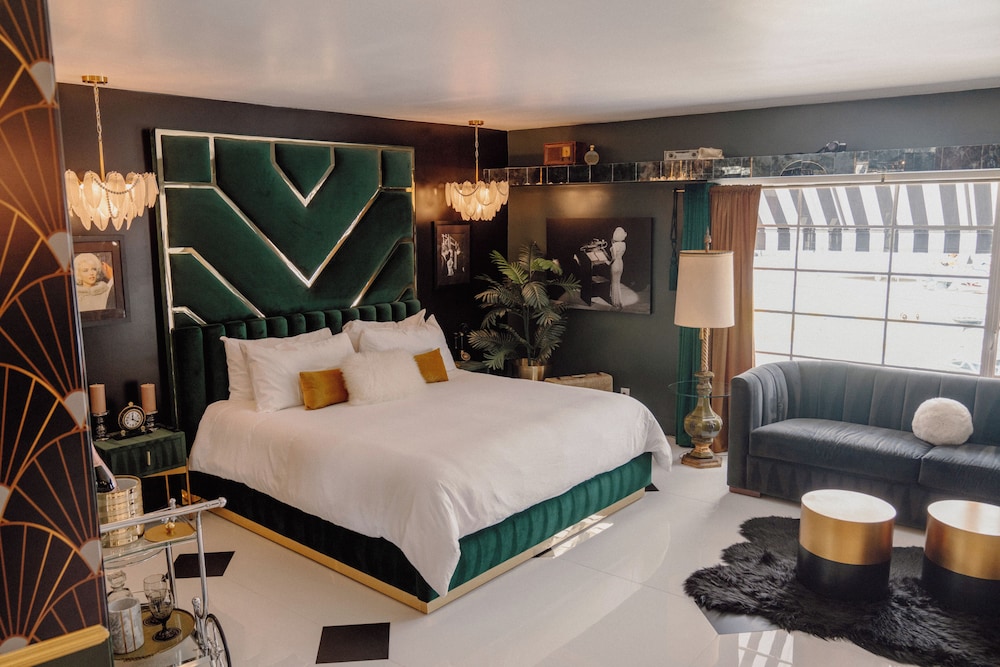 Presidential Studio Suite, 1 King Bed, Accessible, Pool View photo 1