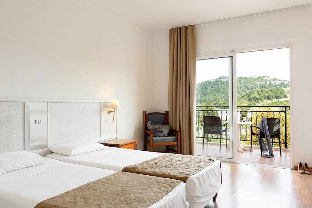 Double or Twin Room with Garden View - Pool View photo 2