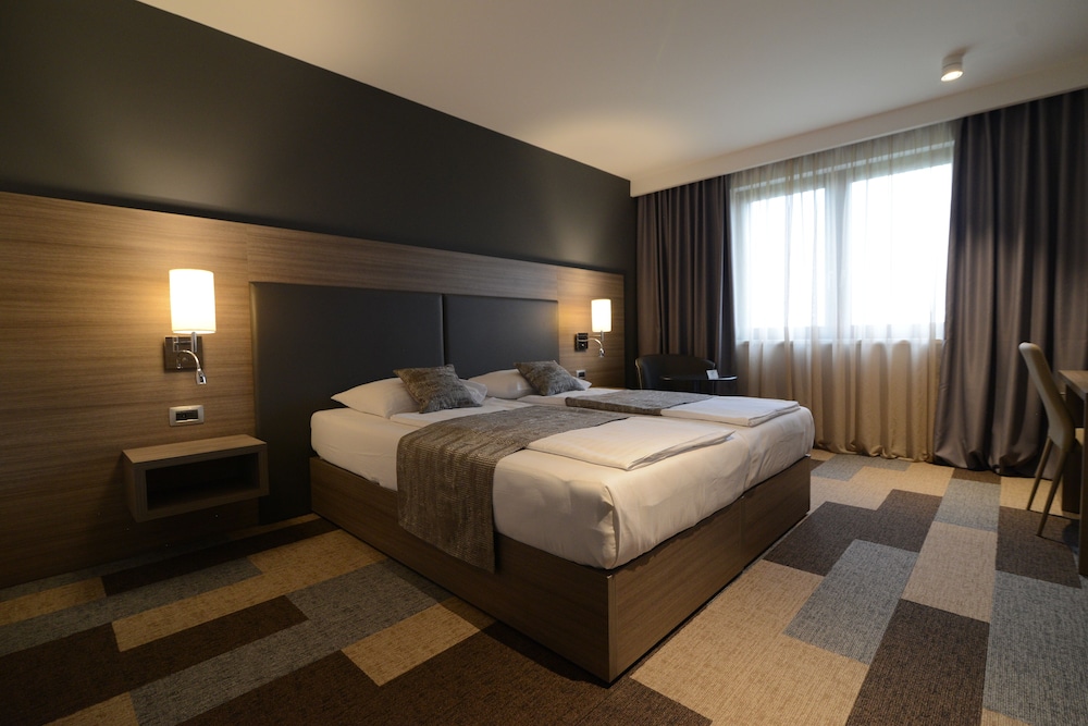 Deluxe Double Room, 1 Queen Bed photo 1