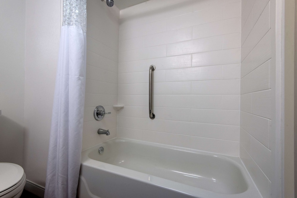 Room, 1 King Bed, Non Smoking, Refrigerator & Microwave - Photo 11