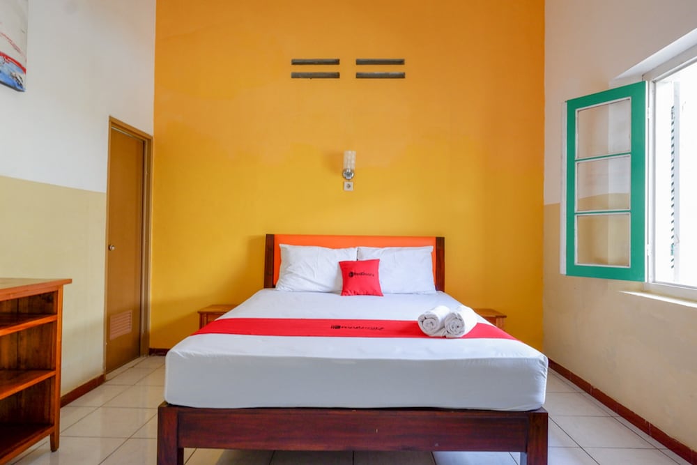 Deluxe Room (Reddoorz) - Photo 1