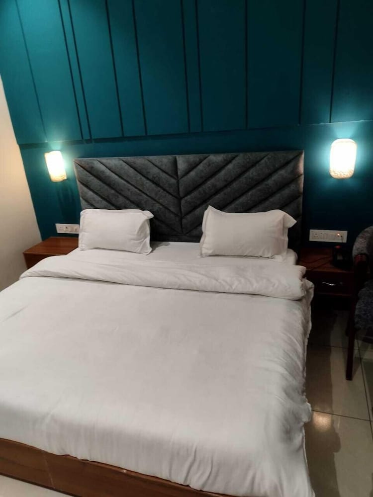 Standard Double Room - Photo 12
