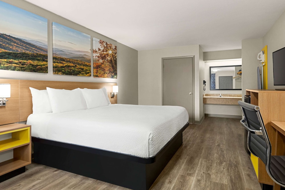 Room, 1 King Bed, Accessible, Smoking photo 2
