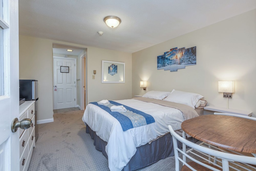 Room, 1 Queen Bed, Non Smoking, Lake View