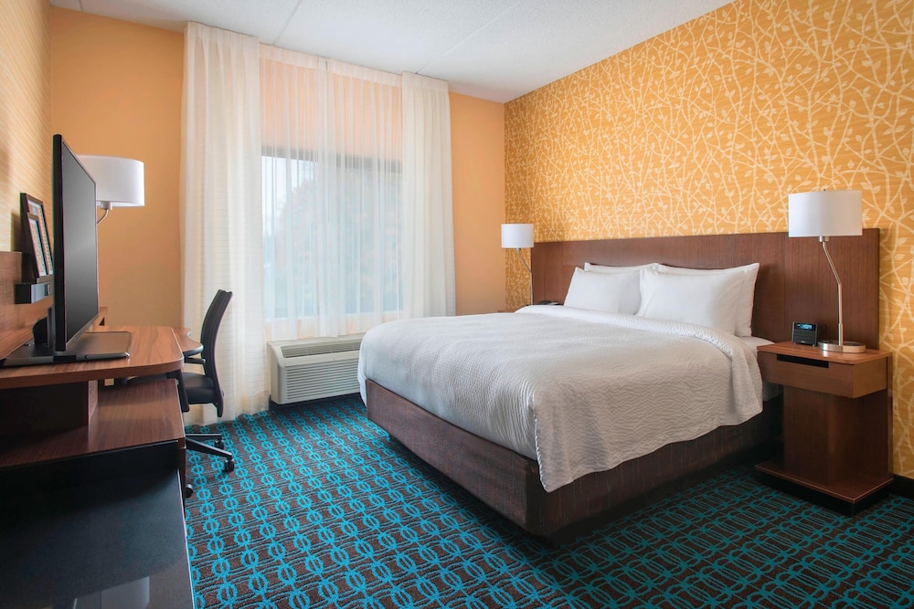 Room, 1 King Bed (Mobility/Hearing Access, Roll-In Shwr)