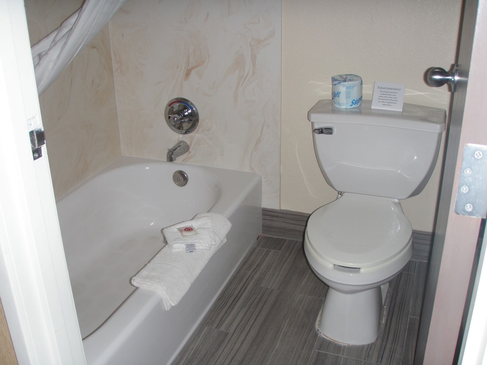 Suite 2 Queen Beds, Sitting Area, Sofa, Wet Bar, Balcony, Non-Smoking - Photo 5