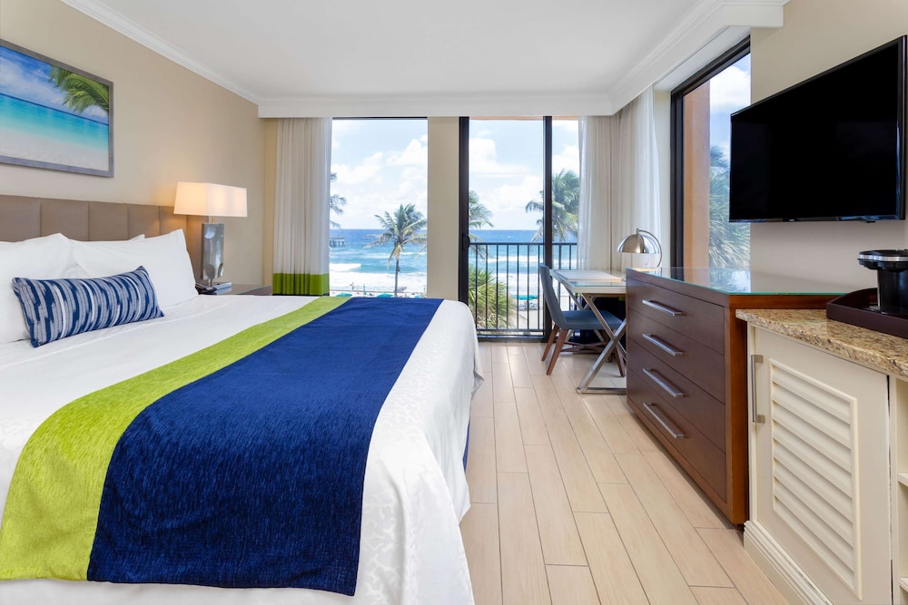 Room, 1 King Bed, Accessible, Ocean View (Non-Smoking/Bathtub/Corner)