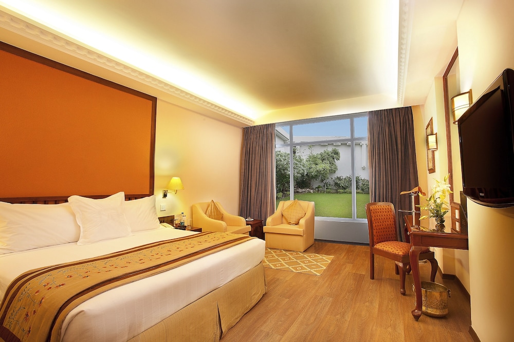 Deluxe Room, 1 King Bed, Garden View (Executive Club Exclusive Double)