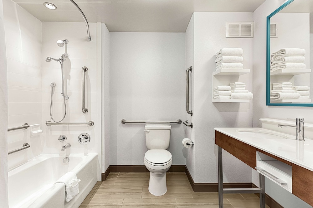 Studio, 1 King Bed, Accessible (Shower) - Photo 3