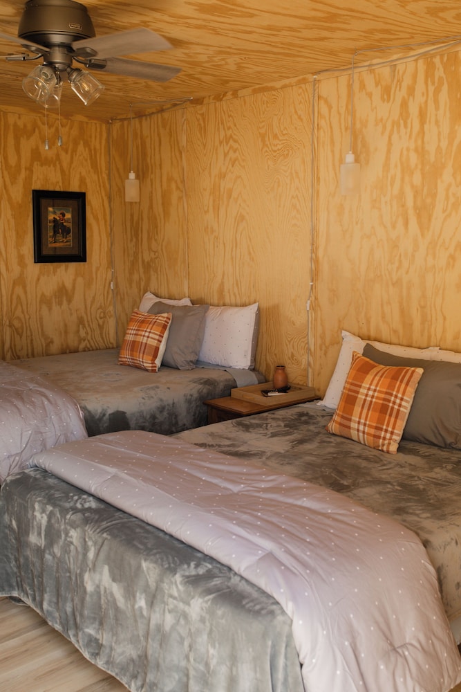 Wagon Wheel Suite #5 (2 Queen Beds) photo 2