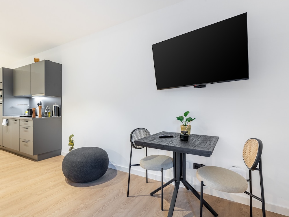 Suite L - Photo 14