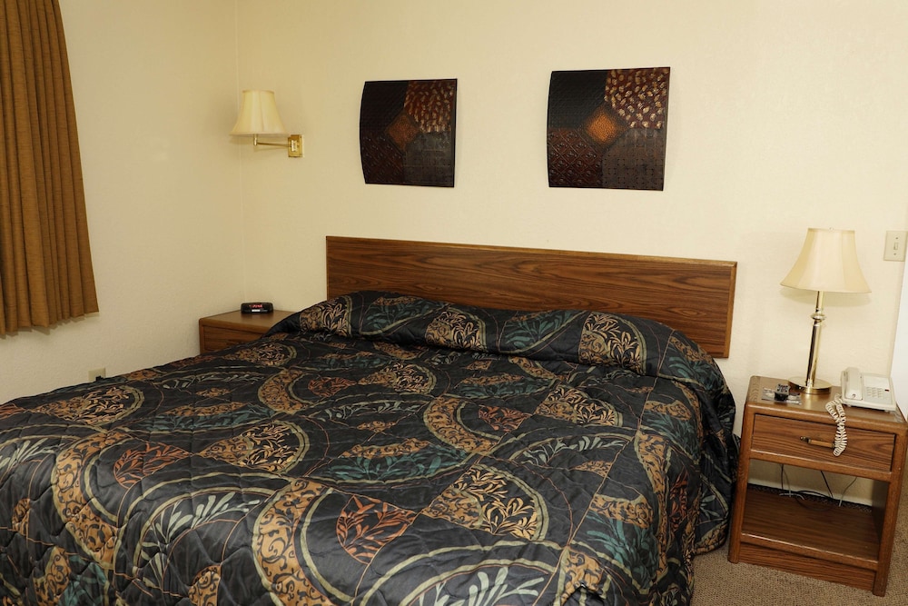 Standard Room, 1 Queen Bed, Non Smoking - Photo 9