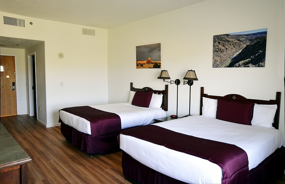 Classic Room, 2 Queen Beds, Mountainside photo 3