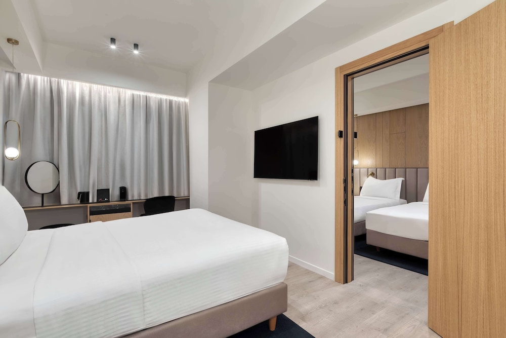 Deluxe Room, 1 Queen Bed thumbnail 5
