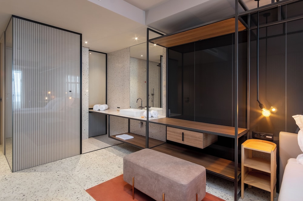 City Room - Photo 2