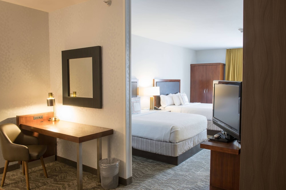 Suite, Multiple Beds, Mountain View