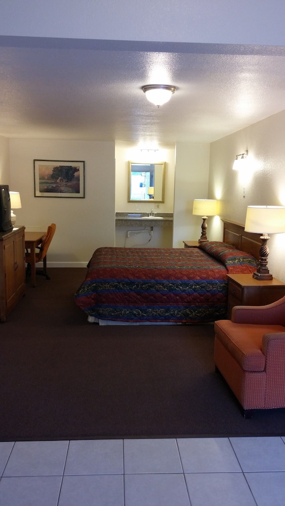 Deluxe Room, 1 King Bed photo 3
