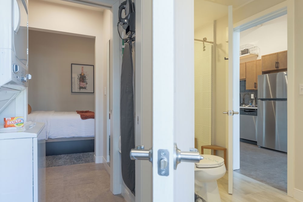 City Suite, 2 Bedrooms, Kitchen, City View (#M301) photo 2