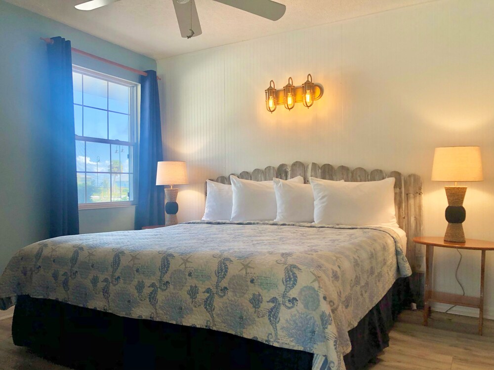 Deluxe Room, 1 King Bed, River View