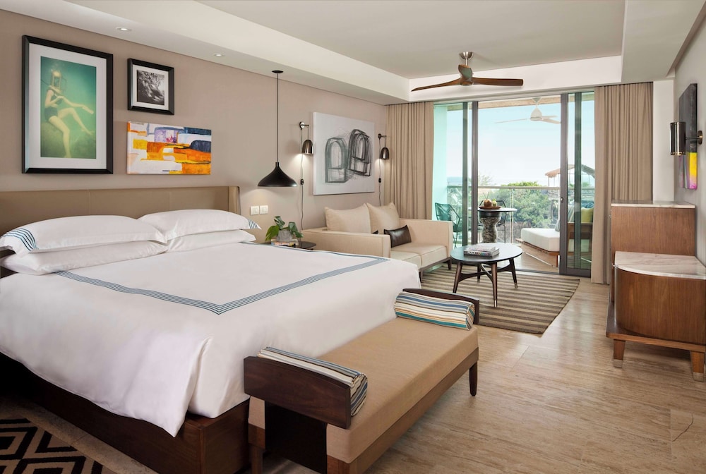 1 King Bed with Balcony (Downtown House)