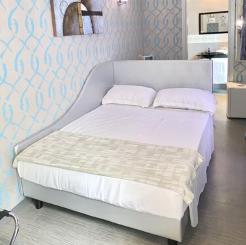 Small room with French bed photo 1