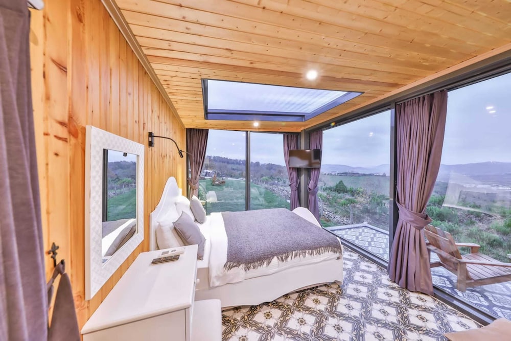 Mirror House with Jacuzzi