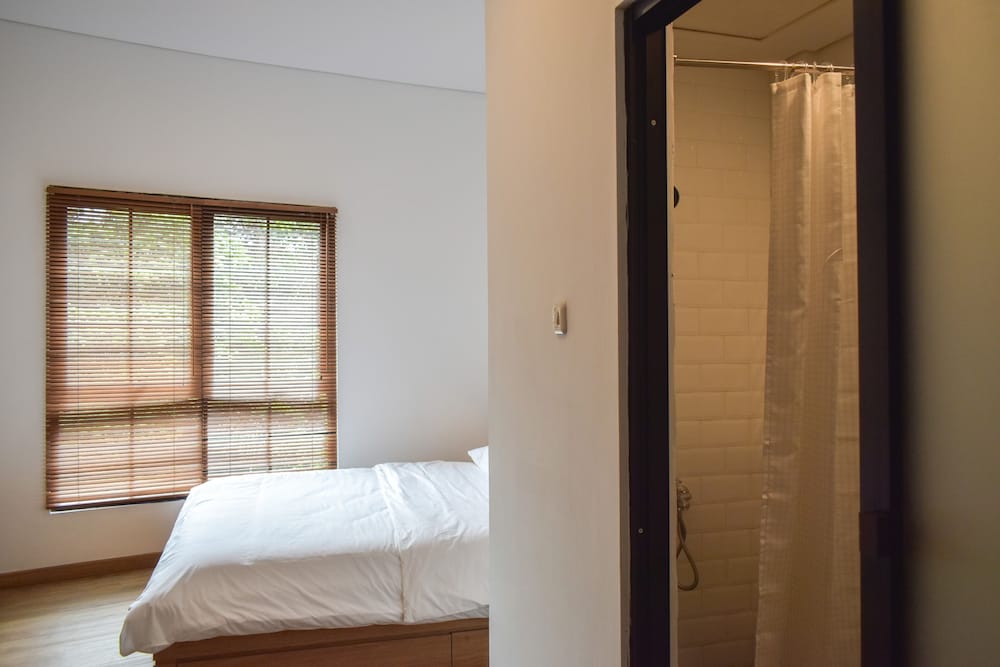 Deluxe Queen Room - Photo 8