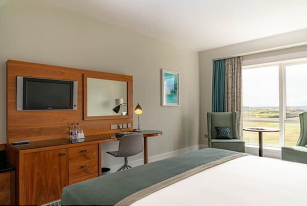 Deluxe Room, Golf View thumbnail 5