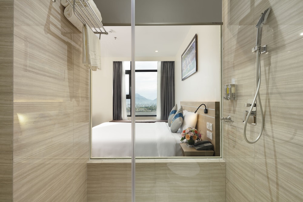 Deluxe Triple Room, City View photo 2