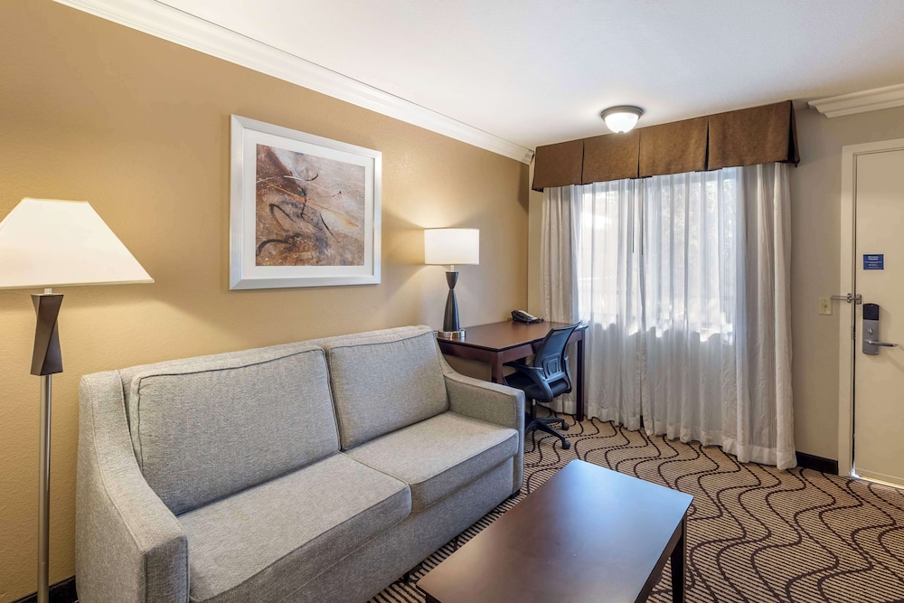Suite, 2 Double Beds, Non Smoking, Pool View - Photo 7