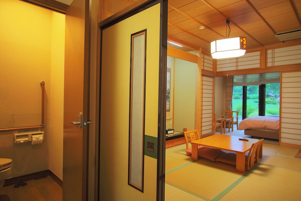 Standard Family Room (101) - Photo 2
