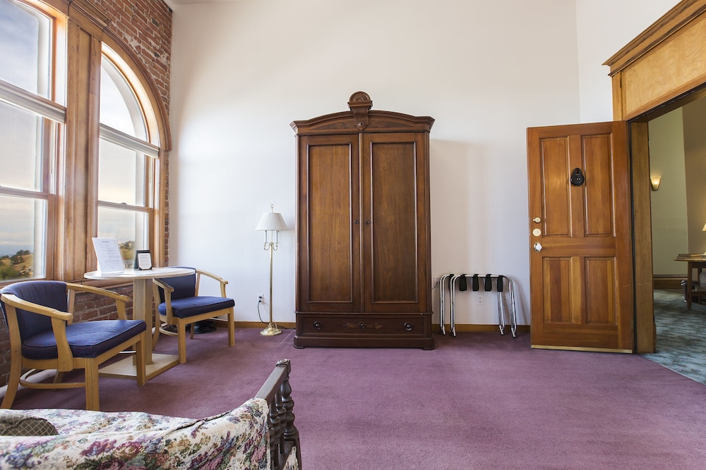Premium Room, 1 Queen Bed (Top Floor Corner) photo 2