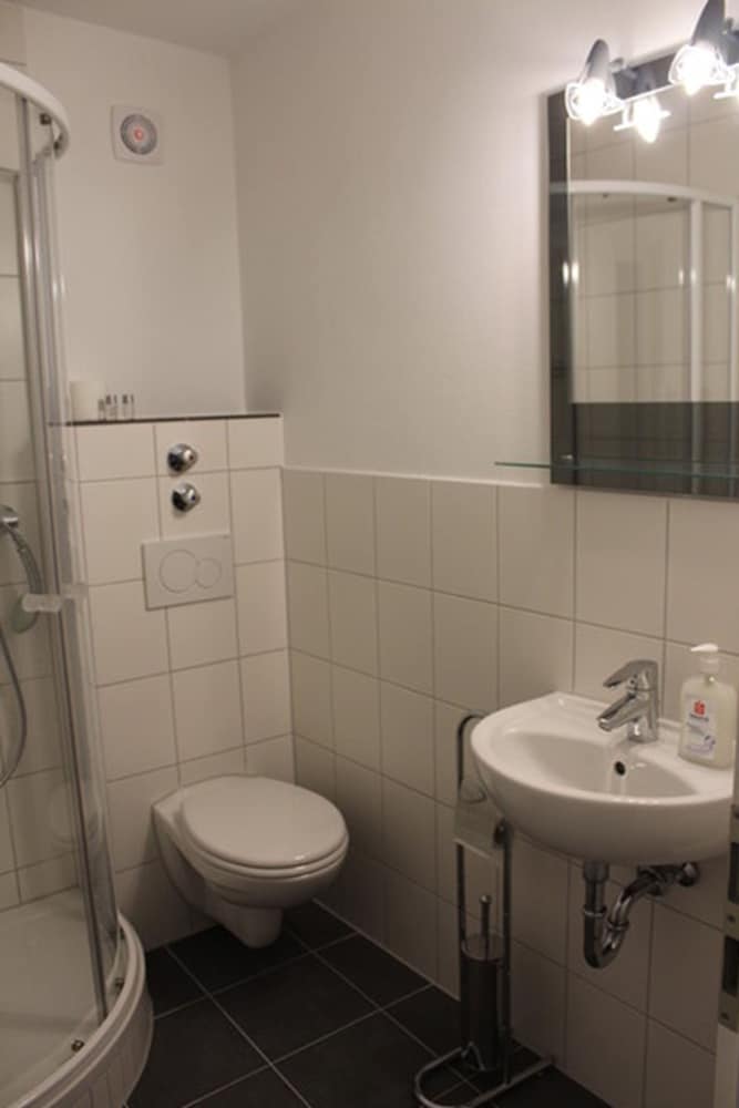 Basic Double or Twin Room - Photo 5